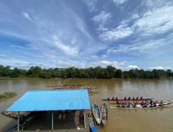 Lomba Sampan Bidar Perebutkan Piala Raja Kusuma Negara Berlangsung Meriah di Sekadau