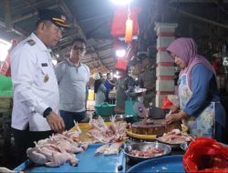 Pj Bupati Landak Gelar Sidak Pasar untuk Pantau Harga dan Ketersediaan Sembako Jelang Natal dan Tahun Baru