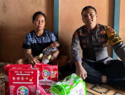 Kapolsek Nanga Mahap Berikan Bantuan untuk Bayi Yatim di Desa Tamang