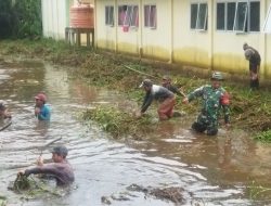Pembersihan Sungai untuk Cegah Banjir, Babinsa Pipiteja Bersama Masyarakat Gelar Karya Bakti