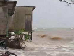 Cuaca Ekstrem di Pantai Jambat Kendawangan: Warga Mengungsi, Rumah Terancam Ombak