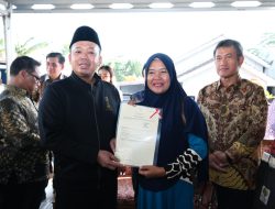 Menteri ATR/BPN Nusron Wahid Serahkan 44 Sertipikat Elektronik PTSL kepada Warga Balikpapan