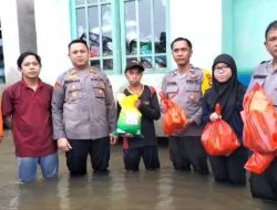 IWAS, PWI, Polres Sekadau, dan PT Agro Andalan Salurkan Bantuan Sembako untuk Warga Terdampak Banjir di Dusun Kemawan