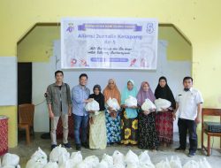 HUT ke 5, AJK Bagikan Sembako Kepada Masyarakat Desa Pelang dan Persaguan Kiri