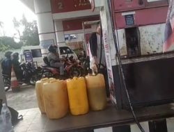 Warga Sandai Keluhkan Kelangkaan BBM, di Kota Ketapang Banyak Pengantri Pembawa Jeriken ‘Ber Barcode’
