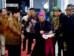 Ketua KWI Berikan Cinderamata Kain Bentenan kepada Presiden RI di Natal Nasional 2024