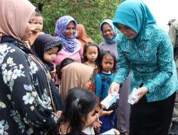 Penjabat Ketua TP PKK Kalimantan Barat, Windy Prihastari Harisson, Bagikan Bantuan Sosial di HUT ke-68 Pemprov Kalbar