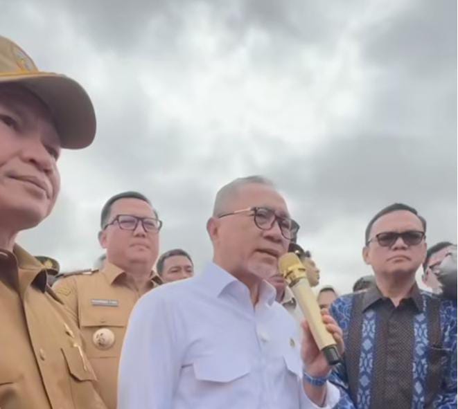 Menteri Koordinator Bidang Pangan Zulkifli Hasan saat meninjau lokasi panen raya di Banyuasin (SuaraIndo.id/CWK)