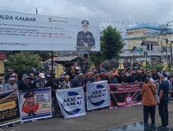 Tuntut Tuntaskan Kasus Meninggalnya Kades Karya Mukti, Masyarakat Geruduk Polres Ketapang