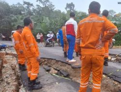 Akibat Curah Hujan Tinggi, Jalan di Kelurahan Bunut Longsor