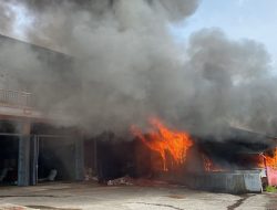 Gudang Kulit Manis dan Empat Toko Terbakar di Padang