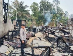 Kebakaran Diduga Korsleting Listrik Hanguskan Tiga Rumah di Sekadau
