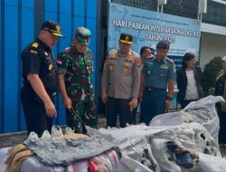 Petugas Gabungan Amankan Dua Truk Berisi Pakaian Bekas di Kalimantan Barat