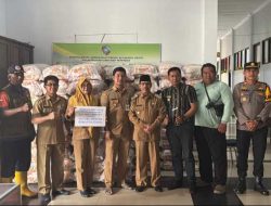 Pemkab Mempawah Salurkan 15 Ton Beras untuk Warga Terdampak Banjir