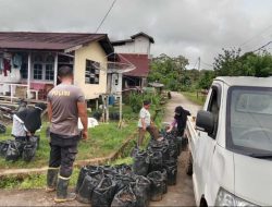 Polsek Sekadau Hulu Salurkan Bantuan Polibag untuk Dukung Ketahanan Pangan di Desa Rawak Hilir