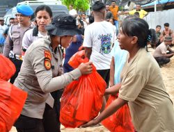 Baja 52 Ditsamapta Polda NTT Gelar Baksos untuk Korban Banjir Rob di Tablolong