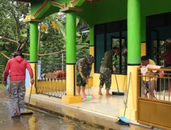 Song-song Ramadhan, Personel Satgas TMMD dan Warga Subik Bersihkan Rumah Ibadah