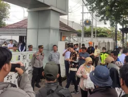 Tuntut Kejelasan Pembayaran Ganti Rugi Lahan, Warga Kemang Agung Geruduk KAI Drive III dan Laporkan ke Polda!