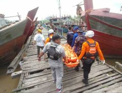 Tim SAR Evakuasi Nahkoda Kapal Nelayan yang Meninggal di Perairan Pemangkat