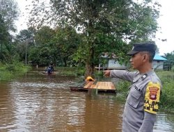 Personel Polsek Mukok Pantau Titik-Titik Banjir di Kecamatan Mukok