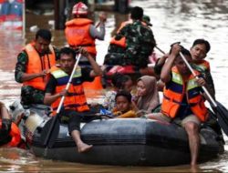 Ribuan Warga Mengungsi Akibat Banjir di Jakarta