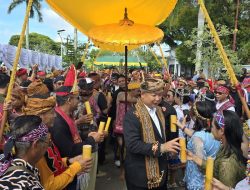 Rangkaian Syukuran Bupati Ketapang Ditutup dengan Ritual Adat Menaiki Rumah Bosar Jurokng Tinggi