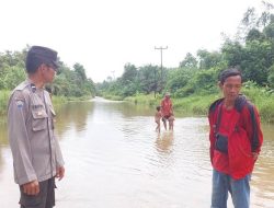 Polsek Pantau Banjir yang Melanda Beberapa Desa Dalam Wilayah Kecamatan Mukok