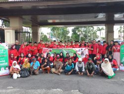 DPC PDI Perjuangan Kota Palembang Bagikan Ribuan Takjil di Simpang Lima DPRD Sumsel