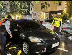 Petugas Gabungan Sat Lantas Polresta Yogyakarta Tindak Kendaraan Parkir Sembarangan