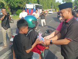 Sat Reskrim Polres Lombok Timur Bagikan Ratusan Paket Takjil Bagi Pengendara