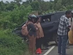 Kecelakaan Beruntun di Tikungan Sungai Awan Kiri Ketapang: Mobil Travel, Truk Tangki dan 3 Sepeda Motor Terlibat