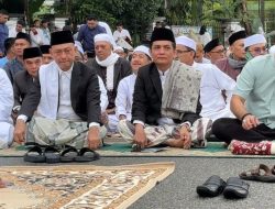 Ribuan Jamaah Sholat Idul Fitri Penuhi Saf di Depan Kantor Wali Kota Pontianak