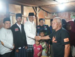 Singgah Sahur di Taratak Tangah, Mahyeldi Serahkan Bantuan Bedah Rumah untuk Keluarga Bu Nuraniah