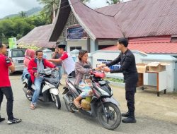 Pegawai Lapas Suliki bagi-bagi Menu Berbuka Puasa kepada Warga sekitar