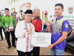 Sekda Musi Rawas Serahkan Paket Ramadhan untuk Tenaga Honorer