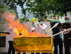 Kejari Pontianak Musnahkan Barang Bukti dari 106 Perkara Tindak Pidana