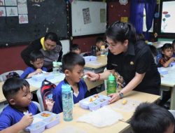Wali Kota Singkawang Tinjau Langsung Program Makan Bergizi Gratis di SDN 47 Singkawang Selatan