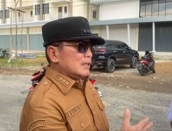 Tinjau Jalan Rusak di Kota Baru, Bupati Sujiwo: “Sudah Banyak Korban Jatuh, Ini Harus Segera Ditangani”