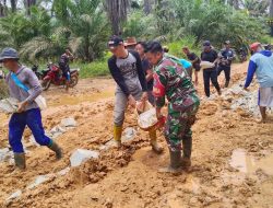 Babinsa Koramil Parindu Bersama Warga Tambal Jalan Rusak di Dusun Mipuk Raya