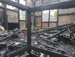 Rumah Dua Lantai di Ngabang Terbakar, Pemilik Alami Luka Saat Selamatkan Diri