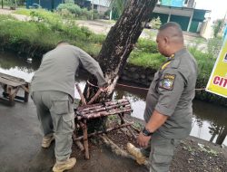 Satpol PP Pontianak Tertibkan 16 Lapak PKL di Jalan Ampera