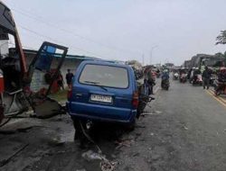 Tragis! Mobil Pengantar Jemaah Umrah Tabrakan dengan Bus di Gresik, 7 Orang Tewas