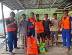 Satpolair Polres Bengkayang Gelar Bakti Sosial di Pulau Lemukutan, Bantu Nelayan dengan Life Jacket dan Beras