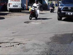 Cegah Lakalantas, Bupati Kubu Raya Tinjau dan Perintahkan Perbaikan Lubang di Jalan Sungai Raya Dalam
