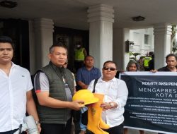 KAPL Serahkan Sepatu Bot dan Helm Sebagai Simbol Dukungan untuk Ketegasan Pemkot Palembang