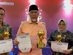 Gubernur Sumbar Mahyeldi Terima Penghargaan Top Pembina BUMD Award 2025 Usai BLUD RSAM Bukittinggi Raih Top BUMD Bintang Lima