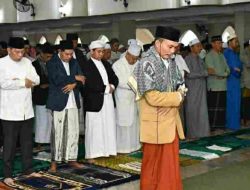 Bupati dan Wakil Bupati Lombok Timur Menjadi Makmum Sholat Idul Fitri