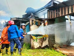 Kebakaran Hebat Hanguskan Tiga Rumah Dinas Dinas Kehutanan Sanggau, Diduga Dipicu Anak Bermain Korek Api