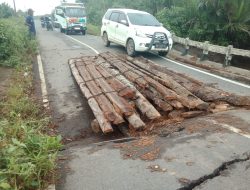 Jembatan Penghubung di Kayong Utara Rusak Parah, Warga Khawatir Ambruk dan Sebabkan Korban