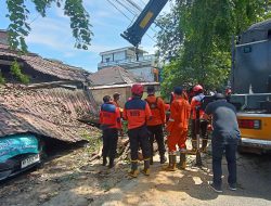 Pohon Tumbang Timpa Warung dan Mobil di Pontianak Barat, Satu Orang Terluka